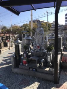 大阪市設野里霊園で文字彫り