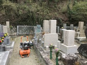 神戸市立追谷墓園でお墓の文字彫り