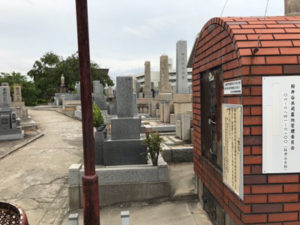 豊中市の桜井谷共同墓地で文字彫り