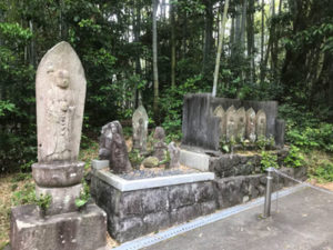 桜井墓地で追加彫刻で文字彫り
