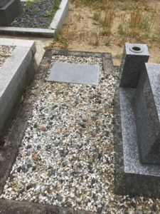 神戸市西神墓園で文字彫り