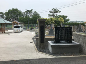 江坂公園墓地で文字彫り
