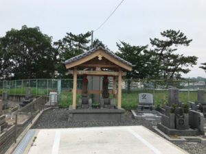 江坂公園墓地で文字彫り