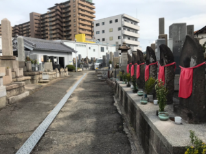 塚口本町墓地で文字彫り
