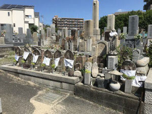 吹田市佐井寺町霊園で文字彫り