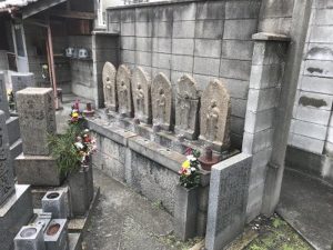 大阪市東成区中本墓地で追加彫刻でした。
