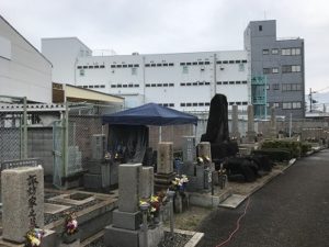 東大阪市の高倉墓地で追加彫刻でした。