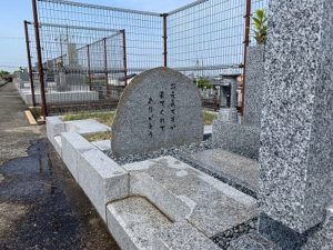 和泉市の幸王子共同墓地で文字彫り